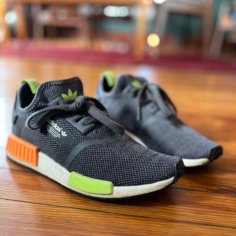 Adidas R1 Sneakers